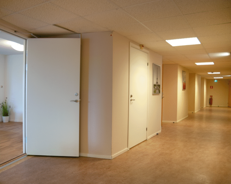 Korridoren utanför gemensamma ytor och lägenheter Nya Tag HVB Steg 2 i Surte