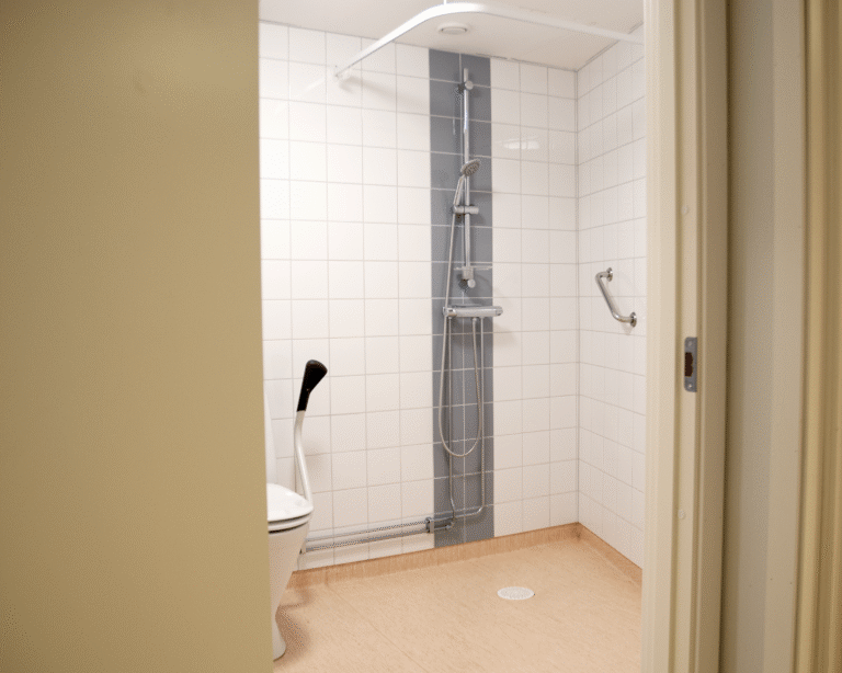 Badrummet i en av referens-och stödlägenheterna Nya Tag